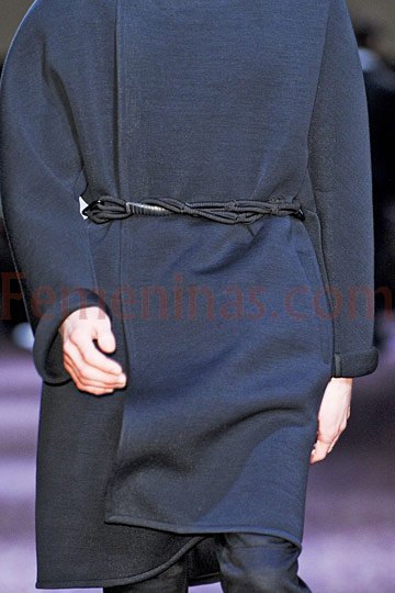 Tapado largo masculino de pana negra con cinturon de cuero